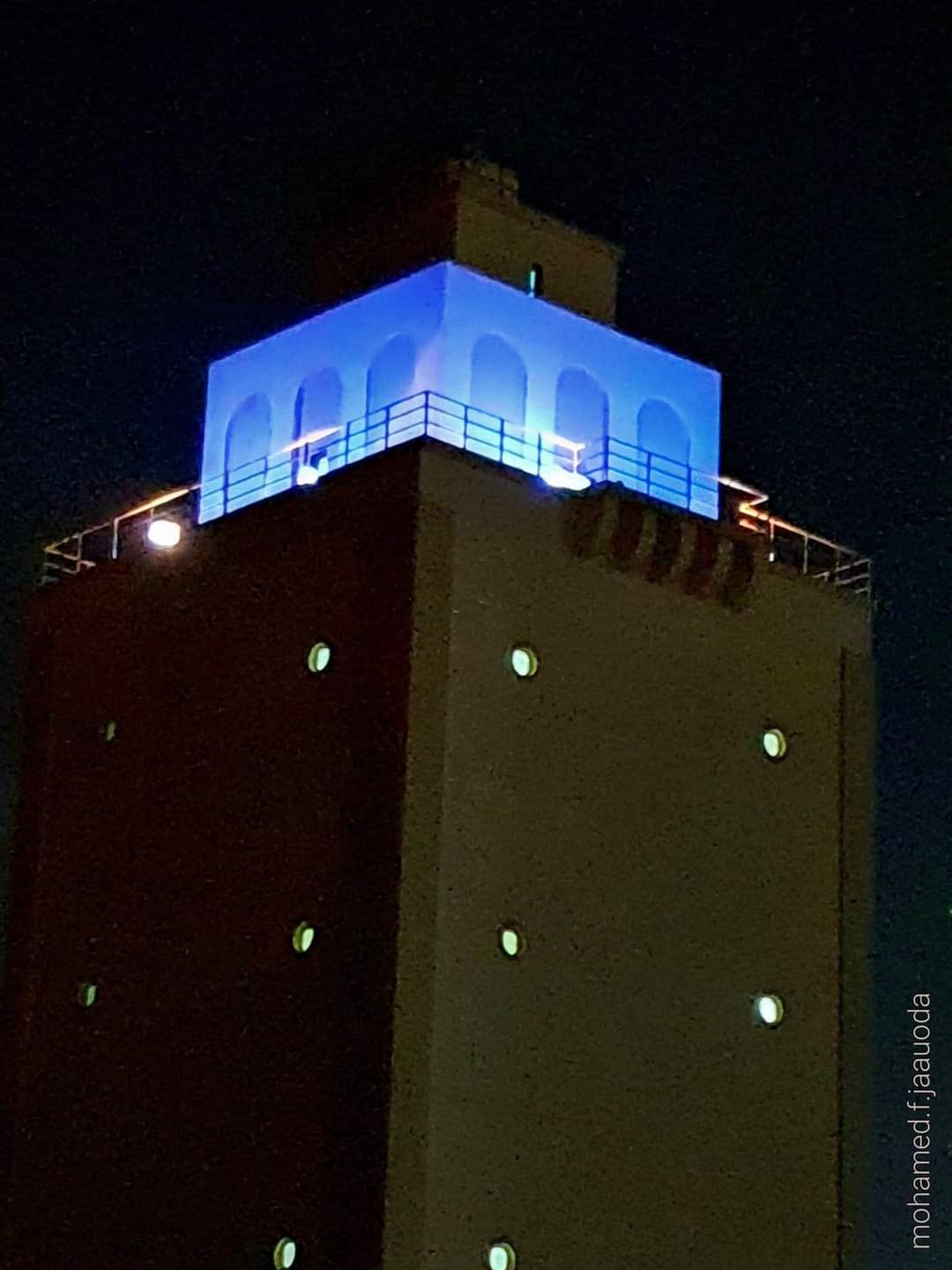 منارة بنغازي مضاءة بالازرق 