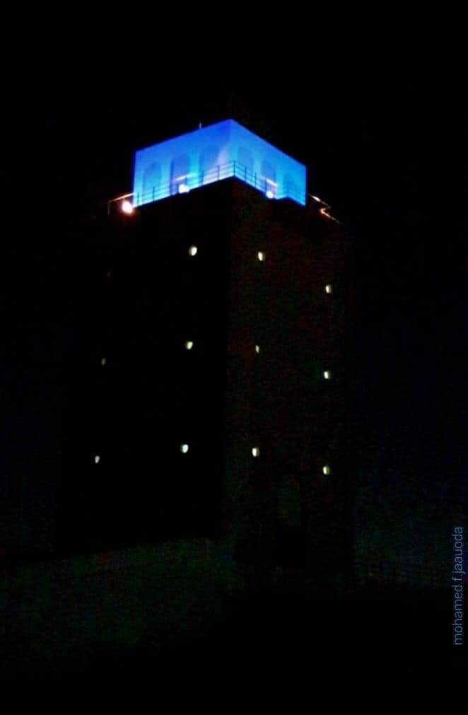 منارة بنغازي  مضاءة بالازرق