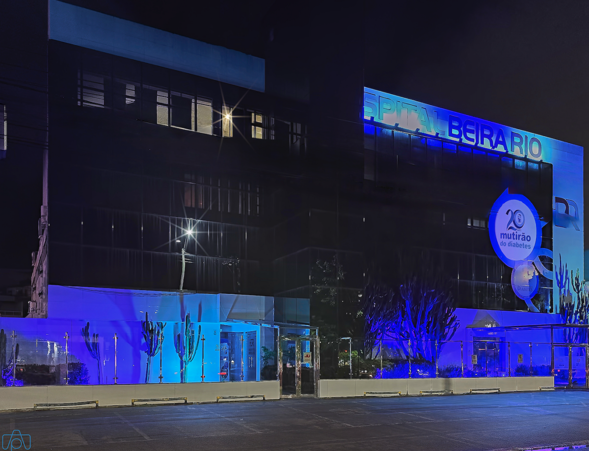 Hospital Beira Rio in Itabuna illuminated in blue